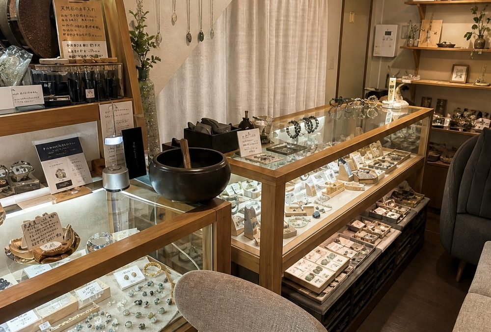 天然石とブレスレットが並ぶ、彩石屋 府中店の店内
